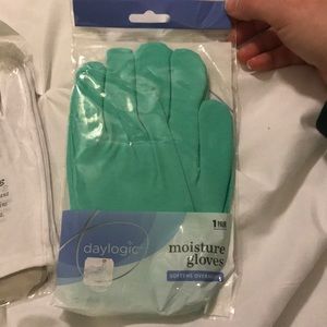 2 pair of moisture gloves
